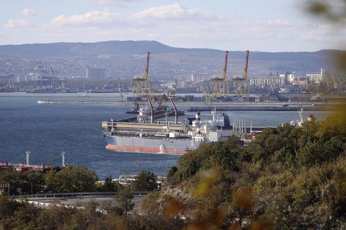 Hàng loạt tàu mắc kẹt ở Thổ Nhĩ Kỳ vì áp giá trần dầu Nga - Ảnh 1.