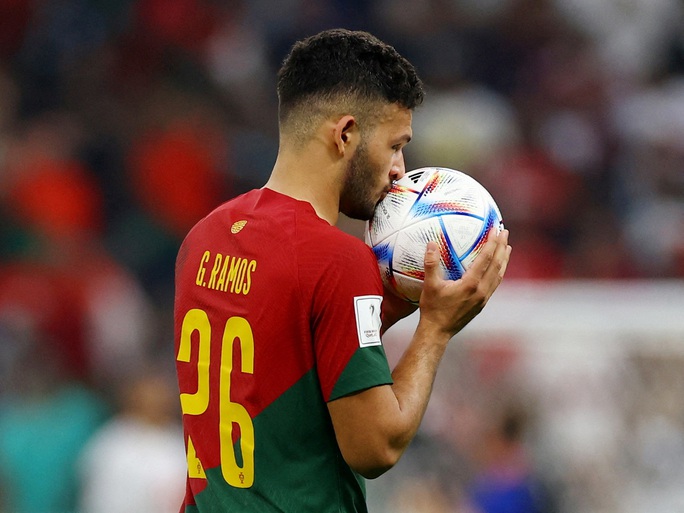 Goncalo Ramos: Cú hat-trick ra mắt độc nhất vô nhị tại World Cup - Ảnh 6.