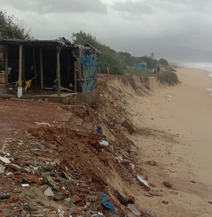 Sạt lở bờ biển nghiêm trọng, Bình Định sơ tán khẩn cấp gần 20 hộ dân - Ảnh 1.