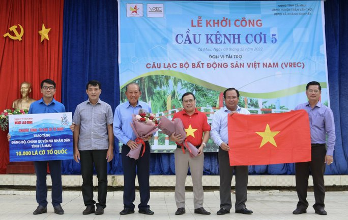 Thêm 10.000 lá cờ Tổ quốc đến với nhân dân tỉnh Cà Mau - Ảnh 3.