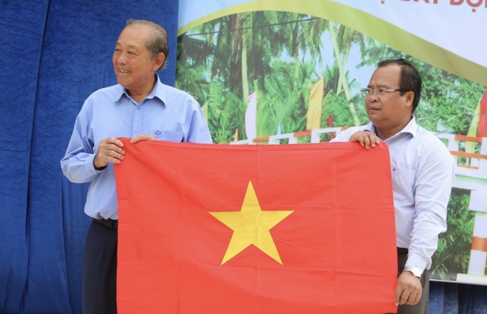 Thêm 10.000 lá cờ Tổ quốc đến với nhân dân tỉnh Cà Mau - Ảnh 2.