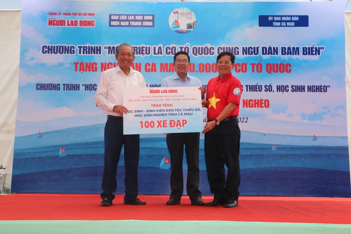 Thêm 10.000 lá cờ Tổ quốc đến với nhân dân tỉnh Cà Mau - Ảnh 9.