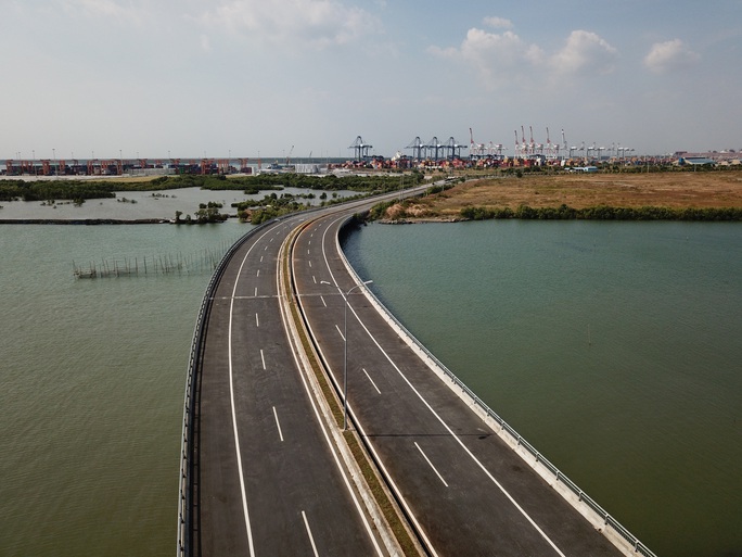 Nhiều tuyến giao thông kết nối đưa cảng Cái Mép - Thị Vải vươn xa - Ảnh 2.