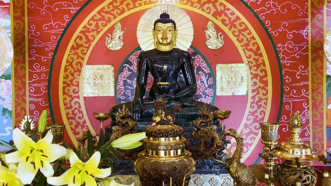 Lên Núi Sam ngắm tượng “song sinh” với Phật ngọc hòa bình thế giới - Ảnh 2.
