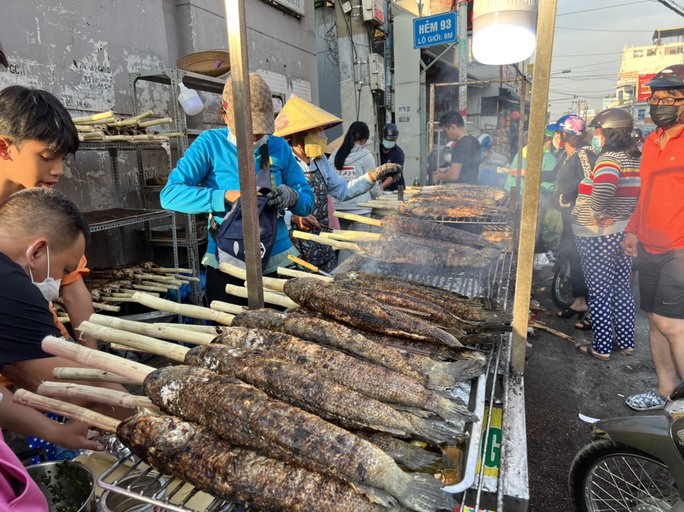 Tấp nập cảnh mua bán cá lóc nướng ngày vía Thần Tài - Ảnh 9.