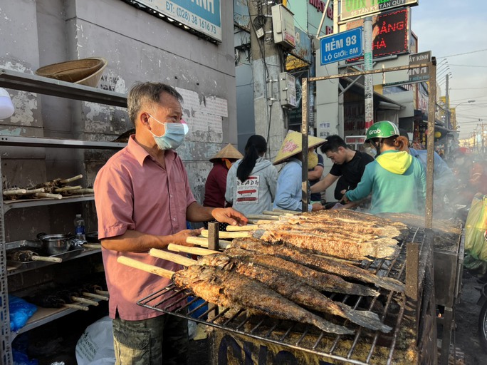 Tấp nập cảnh mua bán cá lóc nướng ngày vía Thần Tài - Ảnh 10.