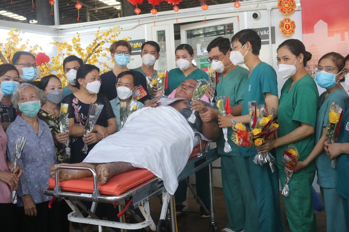 Thoát cửa tử sau 84 ngày chạy ECMO liên tục, anh chàng 140 kg xuất viện về nhà - Ảnh 1.
