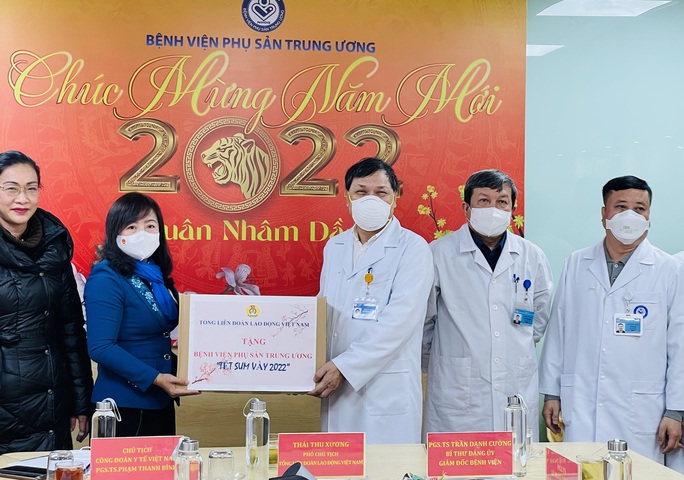 Lãnh đạo Tổng LĐLĐ Việt Nam tham gia Tết trồng cây cùng Bệnh viện Phụ sản Trung ương - Ảnh 1.
