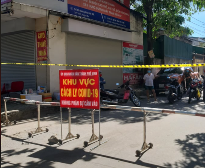 Lơ là trong chống dịch Covid-19, Chủ tịch xã bị tạm đình chỉ công tác - Ảnh 1.