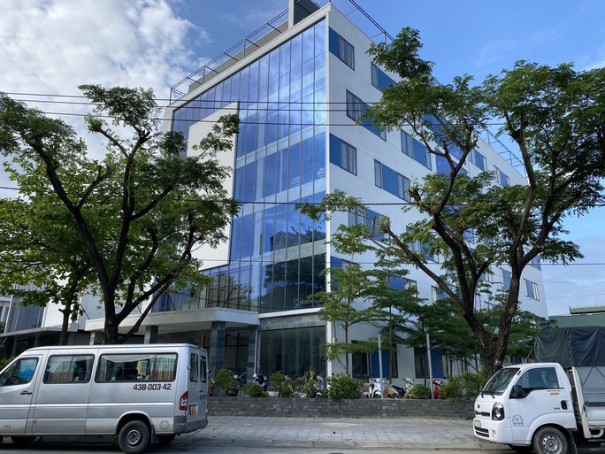 Cận cảnh công trình bệnh viện 7 tầng không phép nằm trên đất quốc phòng ở Đà Nẵng - Ảnh 1.