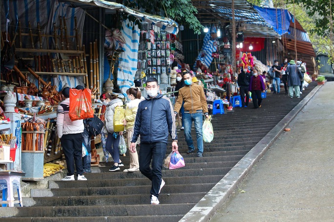 Hàng ngàn du khách trẩy hội chùa Hương - Ảnh 11.