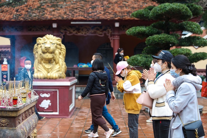 Hàng ngàn du khách trẩy hội chùa Hương - Ảnh 17.