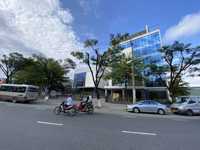 Cận cảnh công trình bệnh viện 7 tầng không phép nằm trên đất quốc phòng ở Đà Nẵng - Ảnh 3.