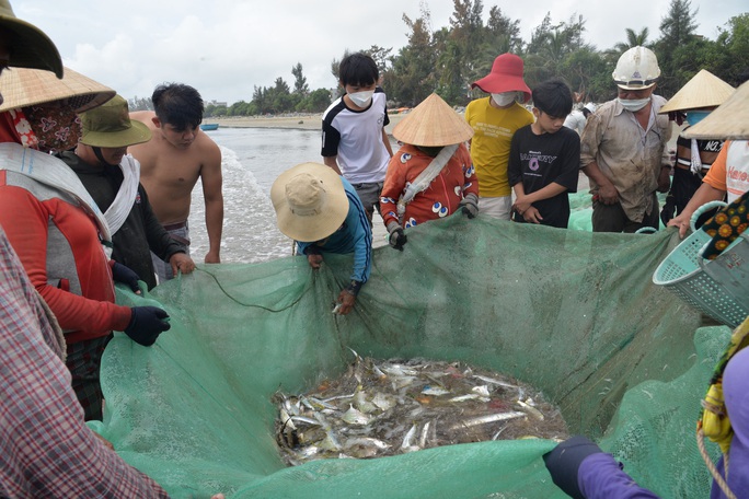 Đầu năm, theo ngư dân hết thời đi kéo lưới rùng - Ảnh 7.