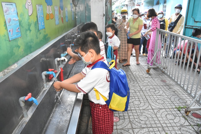 TP HCM: Hơn 1 triệu học sinh từ mầm non đến lớp 6 háo hức trở lại trường - Ảnh 3. TP HCM: Hơn 1 triệu học sinh từ mầm non đến lớp 6 háo hức trở lại trường - Ảnh 3.