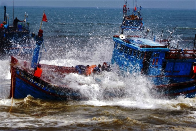 Tàu cá cùng 11 ngư dân Quảng Bình gặp nạn trên biển - Ảnh 1.