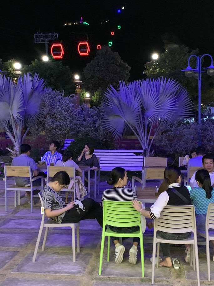 Cáp treo Núi Sam phục vụ sáng đêm khách hành hương miếu Bà dịp rằm tháng Giêng - Ảnh 18. Cáp treo Núi Sam phục vụ sáng đêm khách hành hương miếu Bà dịp rằm tháng Giêng - Ảnh 18.