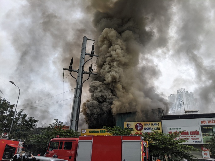 CLIP: Cháy lớn tại nhiều cửa hàng trên phố, có nhiều tiếng nổ lớn - Ảnh 4.