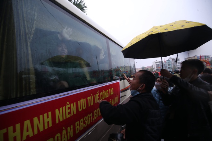 Hơn 4.300 công dân Hà Nội bước qua cổng vinh quang lên đường nhập ngũ - Ảnh 11.