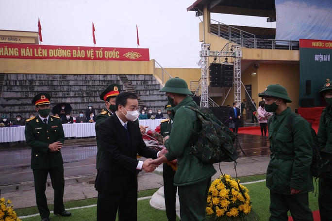 Hơn 4.300 công dân Hà Nội bước qua cổng vinh quang lên đường nhập ngũ - Ảnh 1.