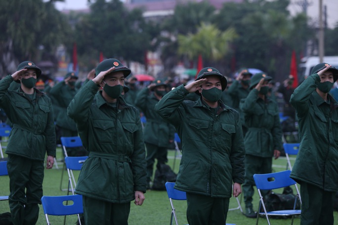 Hơn 4.300 công dân Hà Nội bước qua cổng vinh quang lên đường nhập ngũ - Ảnh 2.