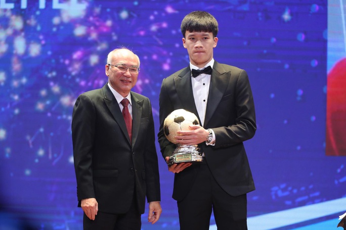 Hoàng Đức, Huỳnh Như và Hồ Văn Ý giành Quả bóng Vàng 2021 - Ảnh 1.