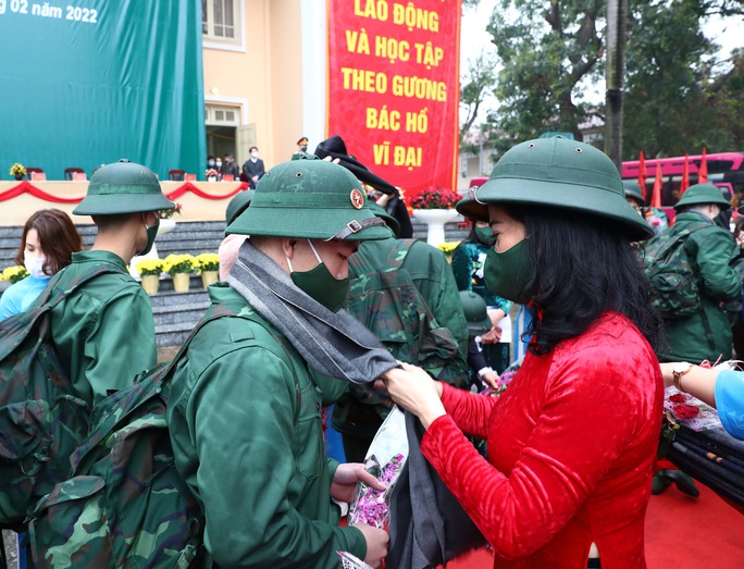Hơn 4.300 công dân Hà Nội bước qua cổng vinh quang lên đường nhập ngũ - Ảnh 5.