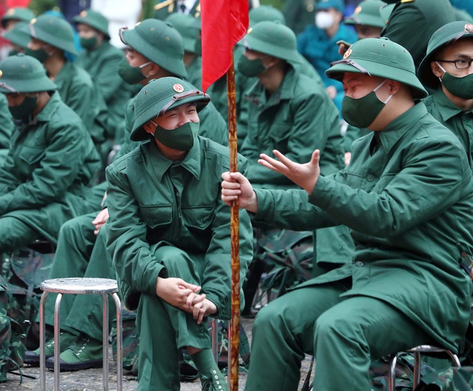Hơn 4.300 công dân Hà Nội bước qua cổng vinh quang lên đường nhập ngũ - Ảnh 3.