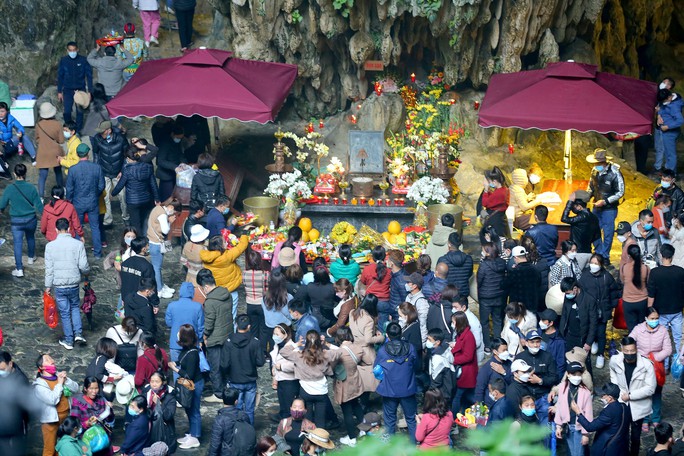 Hàng ngàn người đội mưa lạnh đi lễ chùa Hương ngày đầu mở cửa - Ảnh 8.