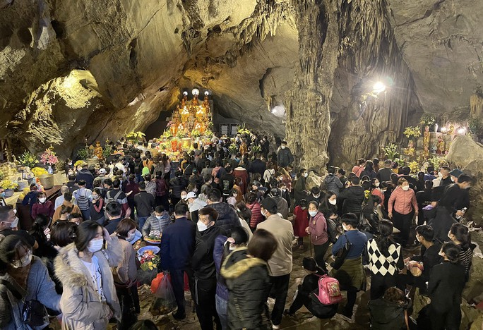 Hàng ngàn người đội mưa lạnh đi lễ chùa Hương ngày đầu mở cửa - Ảnh 9.