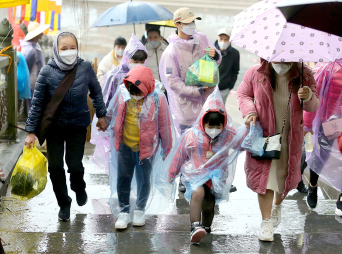 Hàng ngàn người đội mưa lạnh đi lễ chùa Hương ngày đầu mở cửa - Ảnh 4.