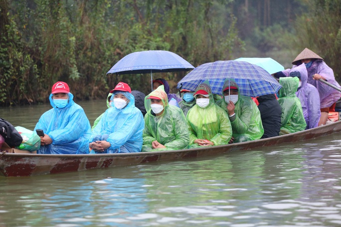 Hàng ngàn người đội mưa lạnh đi lễ chùa Hương ngày đầu mở cửa - Ảnh 5.