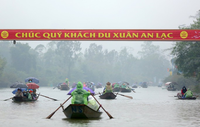 Hàng ngàn người đội mưa lạnh đi lễ chùa Hương ngày đầu mở cửa - Ảnh 6.