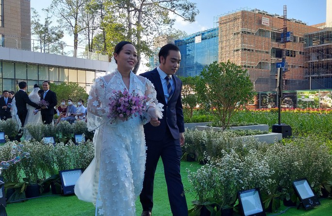 Hoãn cưới chống dịch, 20 y, bác sĩ được tổ chức lễ cưới tập thể - Ảnh 4. Hoãn cưới chống dịch, 20 y, bác sĩ được tổ chức lễ cưới tập thể - Ảnh 4.