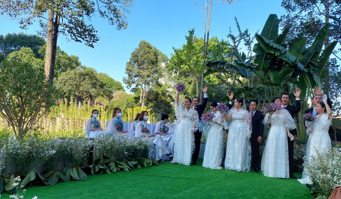 Hoãn cưới chống dịch, 20 y, bác sĩ được tổ chức lễ cưới tập thể - Ảnh 1. Hoãn cưới chống dịch, 20 y, bác sĩ được tổ chức lễ cưới tập thể - Ảnh 1.