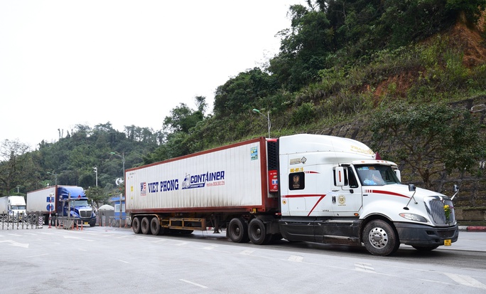Ngày đầu dừng nhận hàng hoa quả, gần 2.300 xe container vẫn ùn ứ ở Lạng Sơn - Ảnh 1.