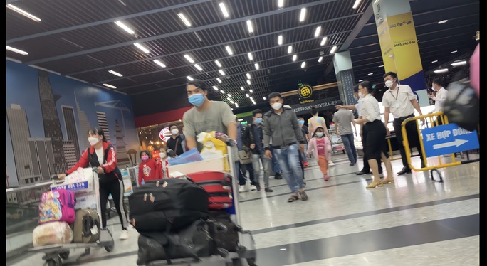 Đón xem kỳ 2 phóng sự: Thế giới taxi riêng ở sân bay Tân Sơn Nhất - Ảnh 1.