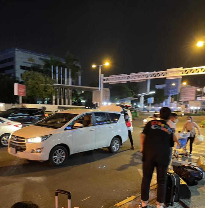 Thế giới taxi riêng ở sân bay Tân Sơn Nhất - Ảnh 6.