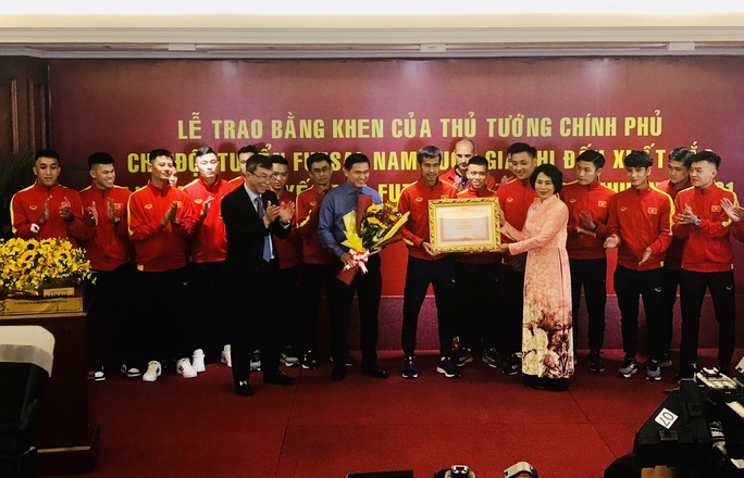 Đội tuyển futsal Việt Nam nhận bằng khen của Thủ tướng Chính phủ - Ảnh 2.