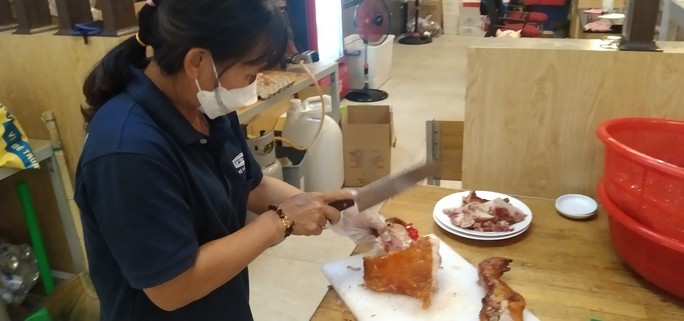 Cáp treo Núi Sam phục vụ cả trăm suất ăn lúc 1 giờ - Ảnh 11.