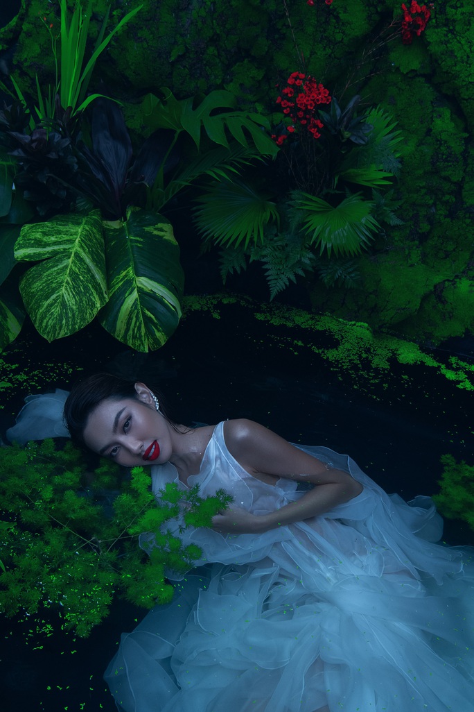 Hoa hậu Thùy Tiên khoe loạt ảnh hút hồn dưới nước - Ảnh 6.