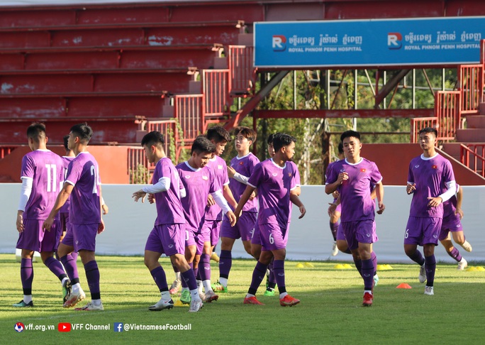 NÓNG: 5 người trong đội tuyển U23 Việt Nam nghi mắc Covid-19 ở Campuchia - Ảnh 2.