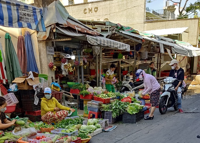 Mùng 2 Tết: Chợ, siêu thị bán lại, người dân chậm rãi mua sắm - Ảnh 3.