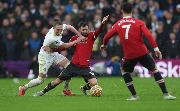 Thủy chiến tại Elland Road, Man United bay cao Top 4 - Ảnh 2.