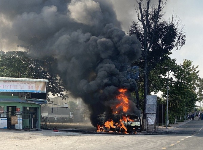 Bộ trưởng Nguyễn Văn Thể khen tài xế dũng cảm lái xe bồn đang cháy khỏi cây xăng - Ảnh 1.