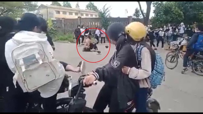 Clip: Một nữ sinh bị bạo hành, đập đầu xuống đất ngay giữa đường phố Đà Nẵng - Ảnh 2.
