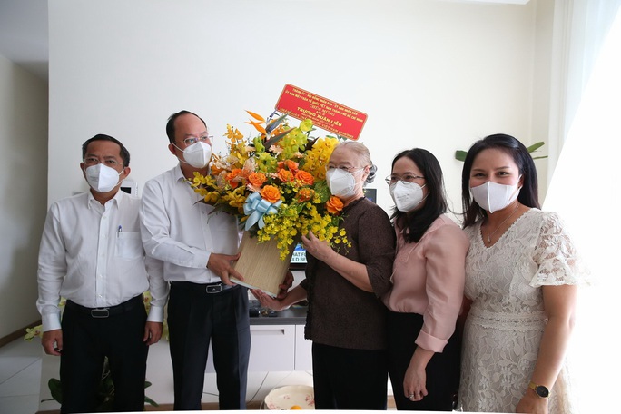 Ông Nguyễn Hồ Hải thăm, chúc mừng các cán bộ lão thành ngành y tế - Ảnh 1.