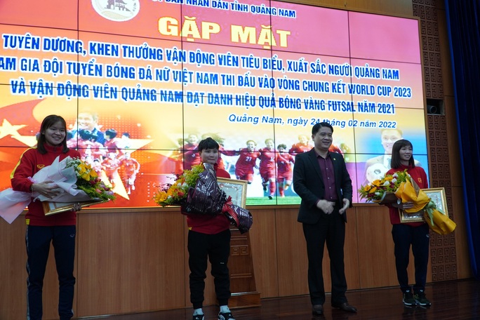 Quả bóng vàng Hồ Văn Ý và 3 nữ tuyển thủ được Quảng Nam vinh danh - Ảnh 2.