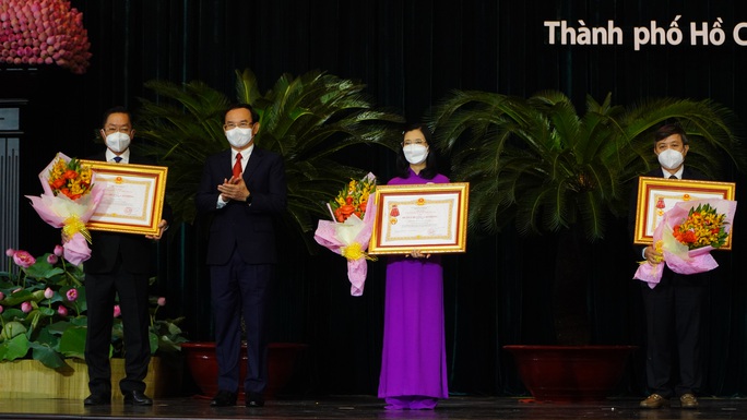 Ngành y tế TP HCM đón nhận nhiều Huân chương, Bằng khen  - Ảnh 1.