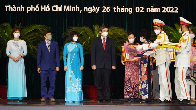 Ngành y tế TP HCM đón nhận nhiều Huân chương, Bằng khen  - Ảnh 4.